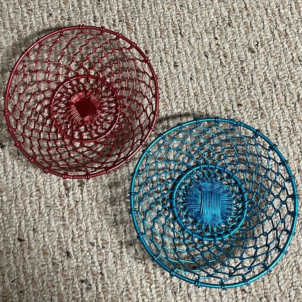 🔹Set of two, one blue & one red, wired small serving baskets, preowned🔹